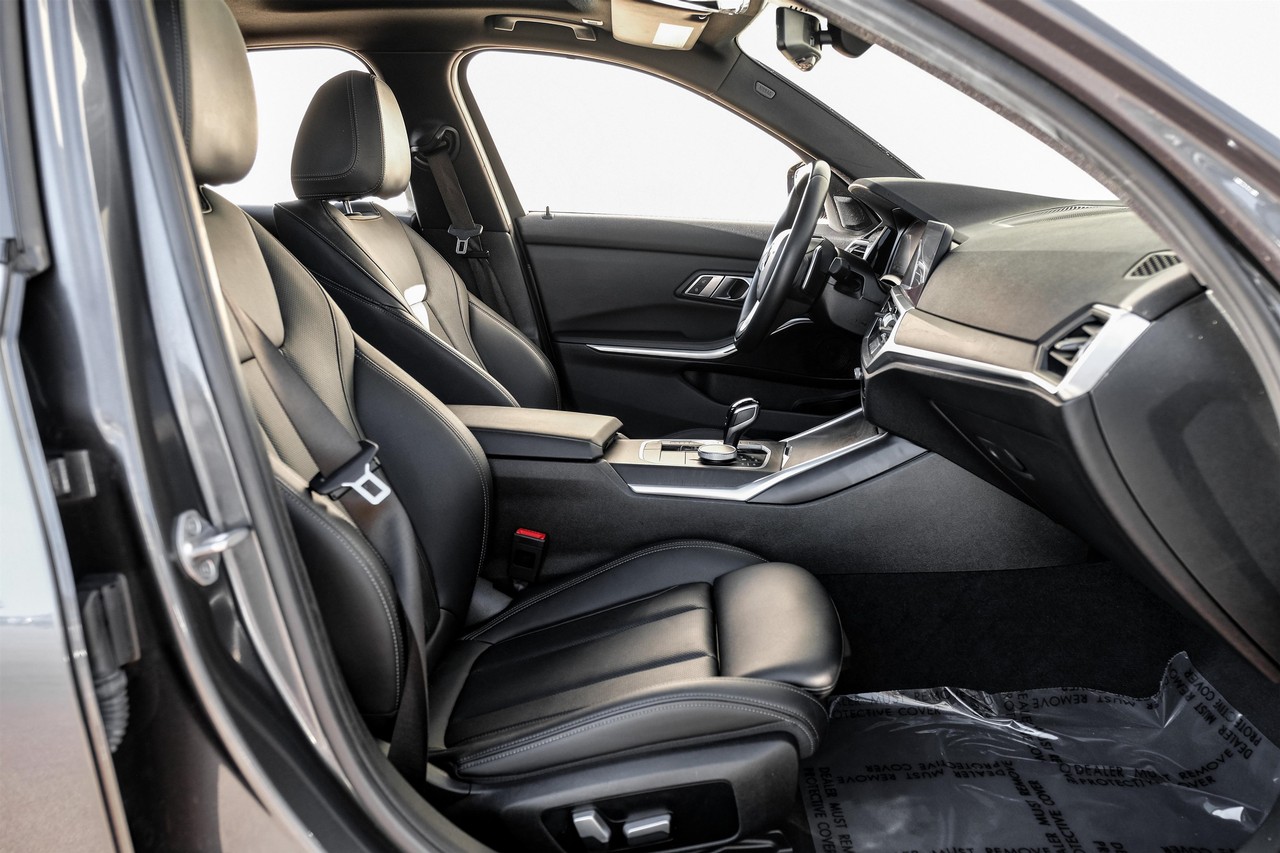 BMW 3 Series Vehicle Main Gallery Image 30