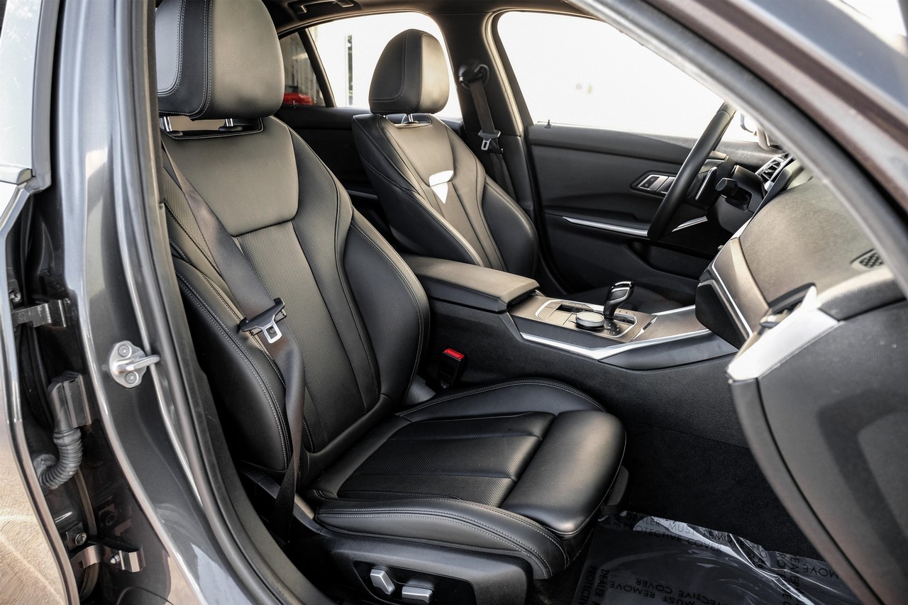 BMW 3 Series Vehicle Main Gallery Image 31