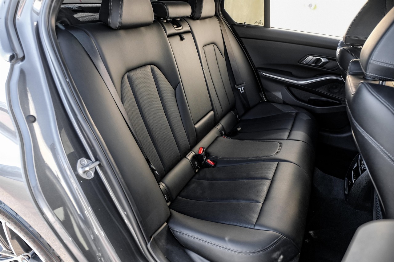 BMW 3 Series Vehicle Main Gallery Image 32