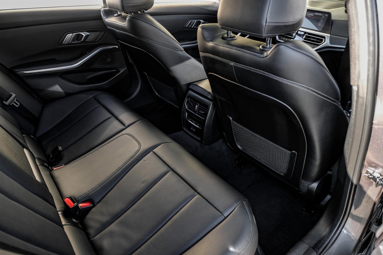 BMW 3 Series Vehicle Main Gallery Image 33