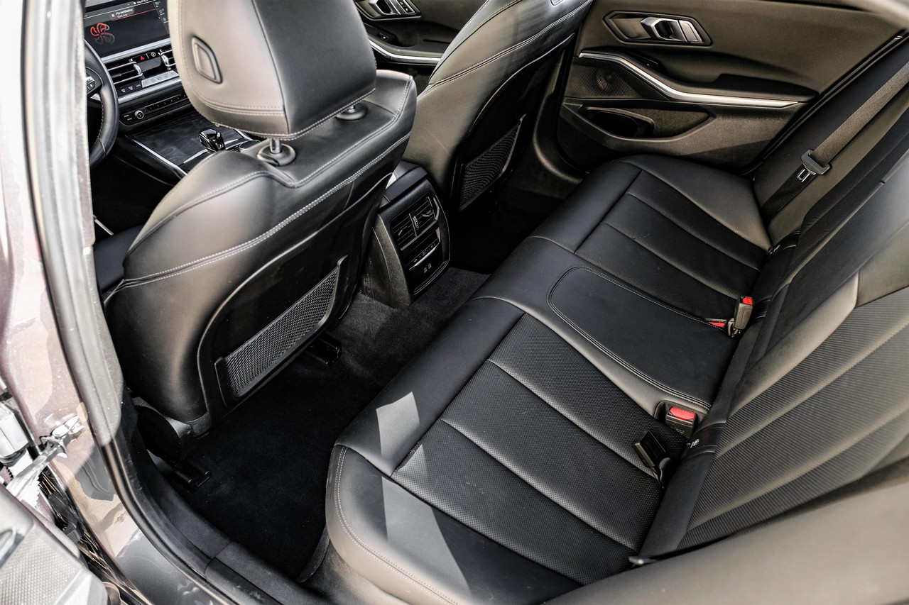 BMW 3 Series Vehicle Main Gallery Image 34