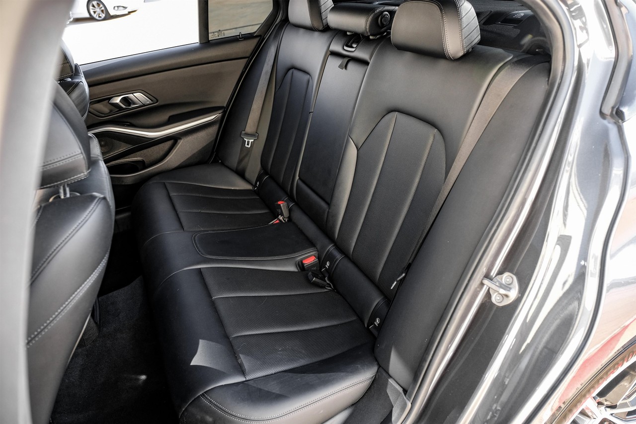 BMW 3 Series Vehicle Main Gallery Image 35