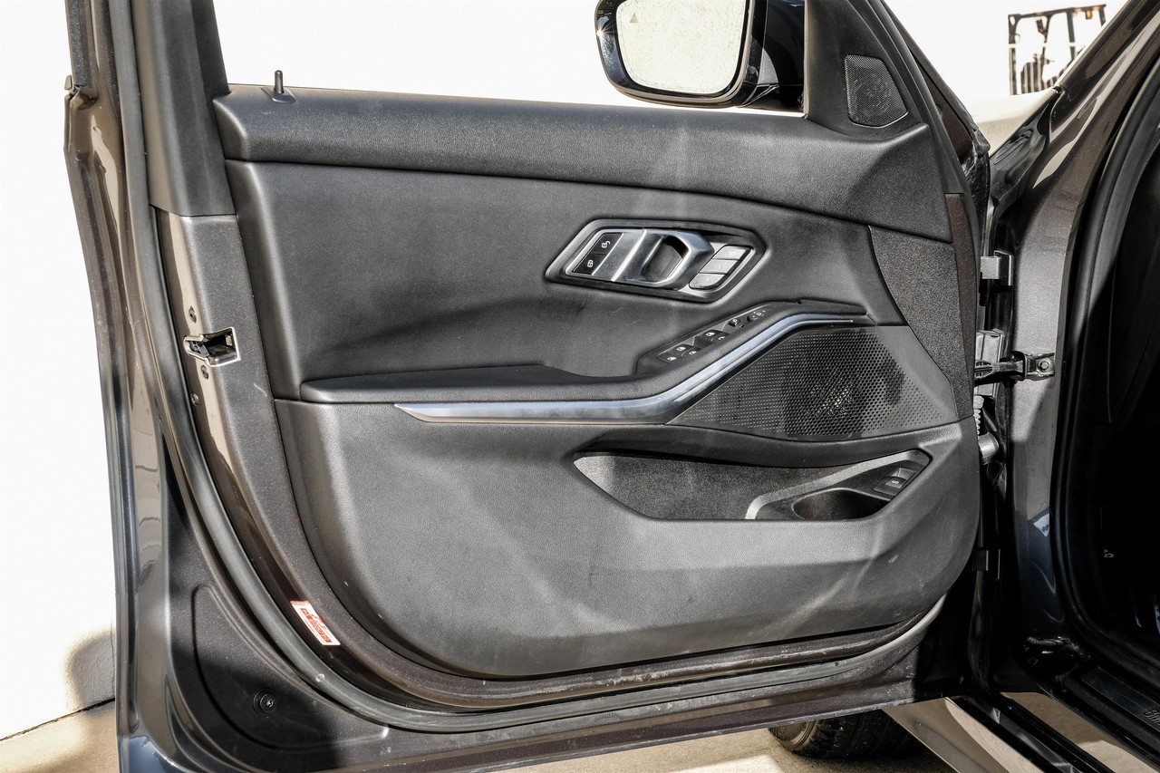 BMW 3 Series Vehicle Main Gallery Image 38