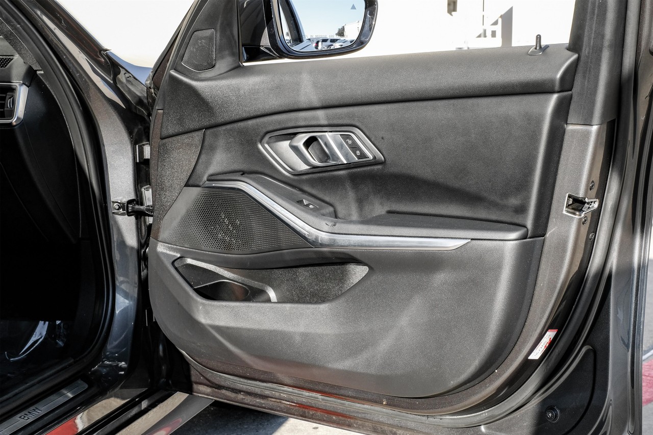 BMW 3 Series Vehicle Main Gallery Image 40