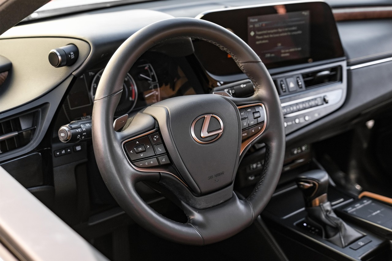 Lexus ES 350 Vehicle Main Gallery Image 16