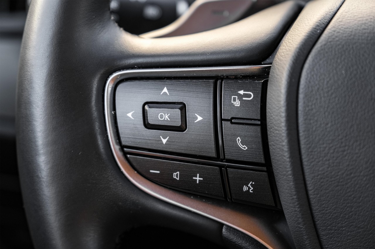 Lexus ES 350 Vehicle Main Gallery Image 17