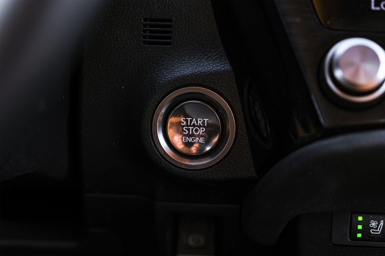 Lexus ES 350 Vehicle Main Gallery Image 21