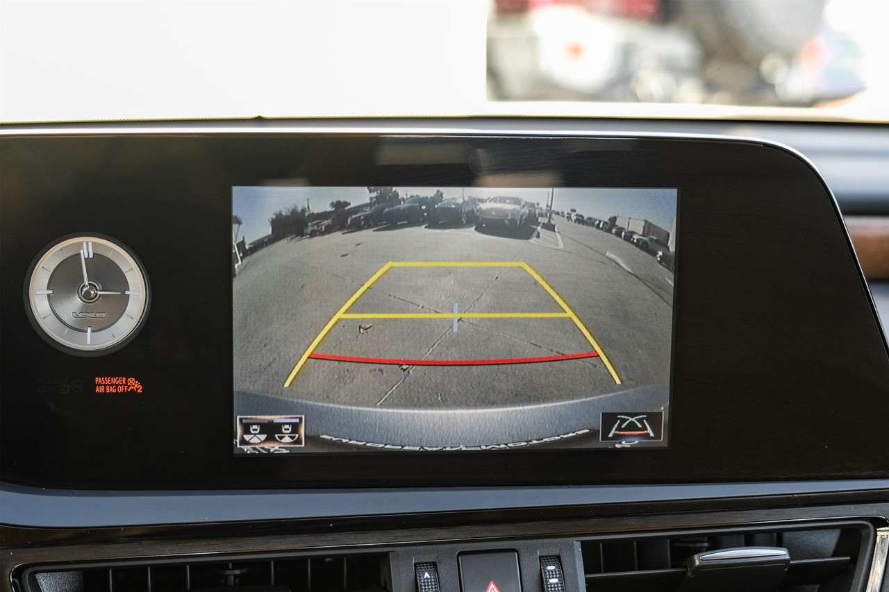 Lexus ES 350 Vehicle Main Gallery Image 23