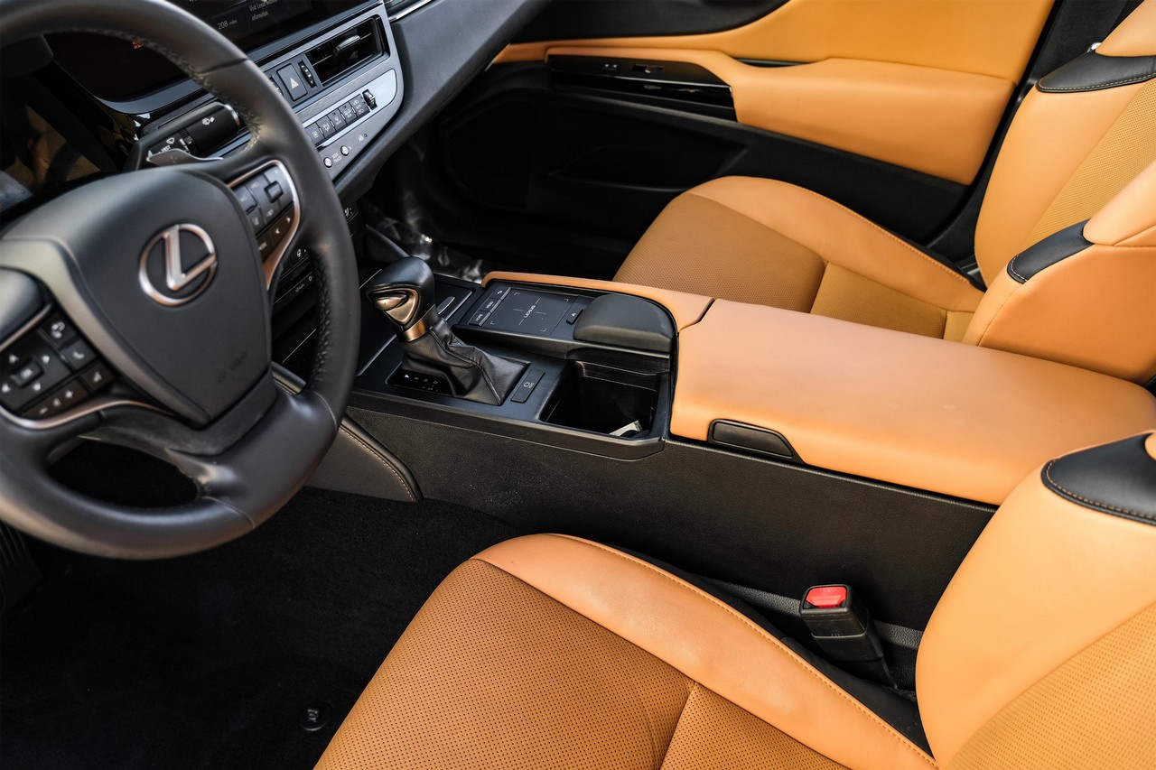 Lexus ES 350 Vehicle Main Gallery Image 25
