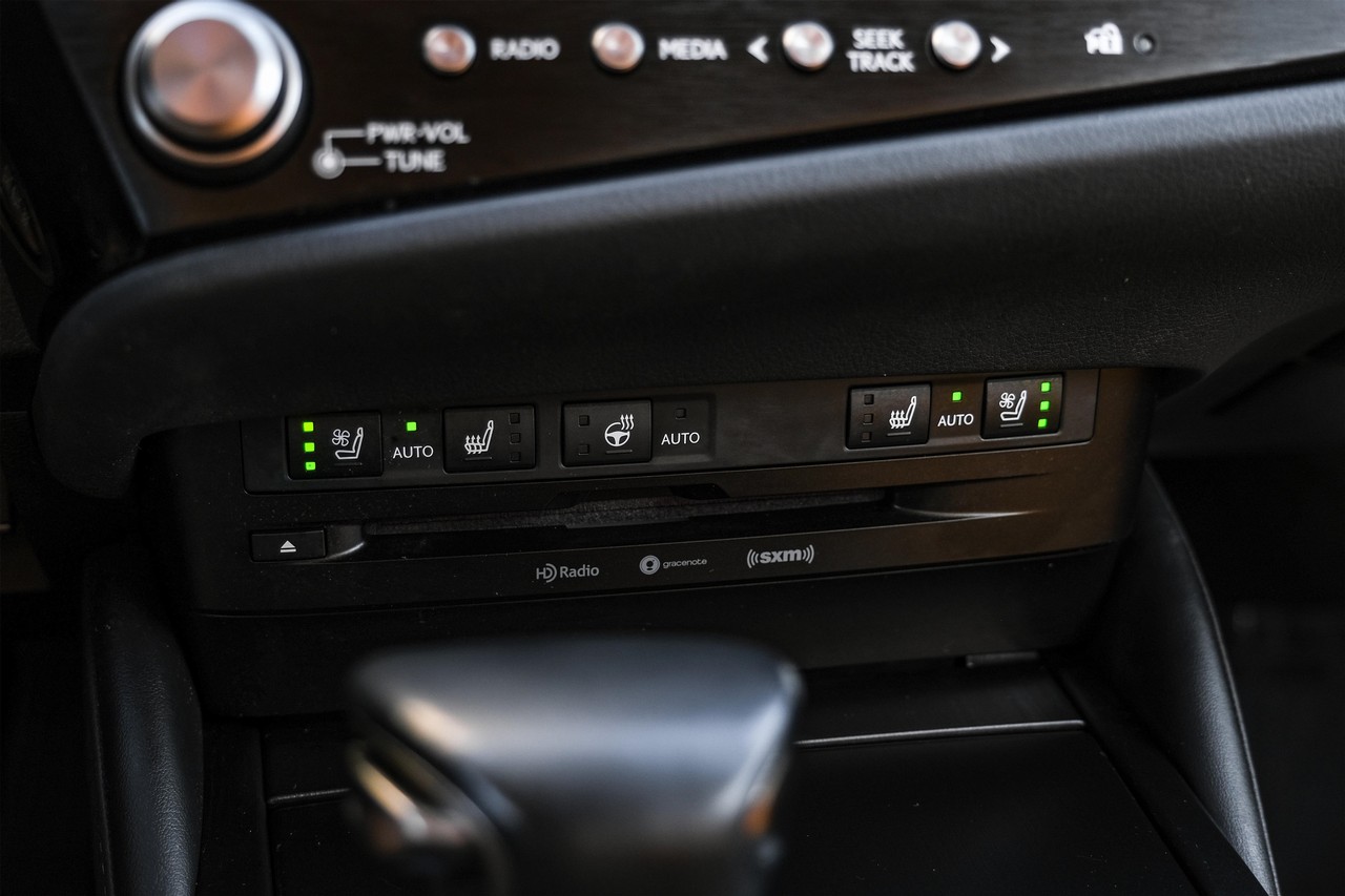 Lexus ES 350 Vehicle Main Gallery Image 27