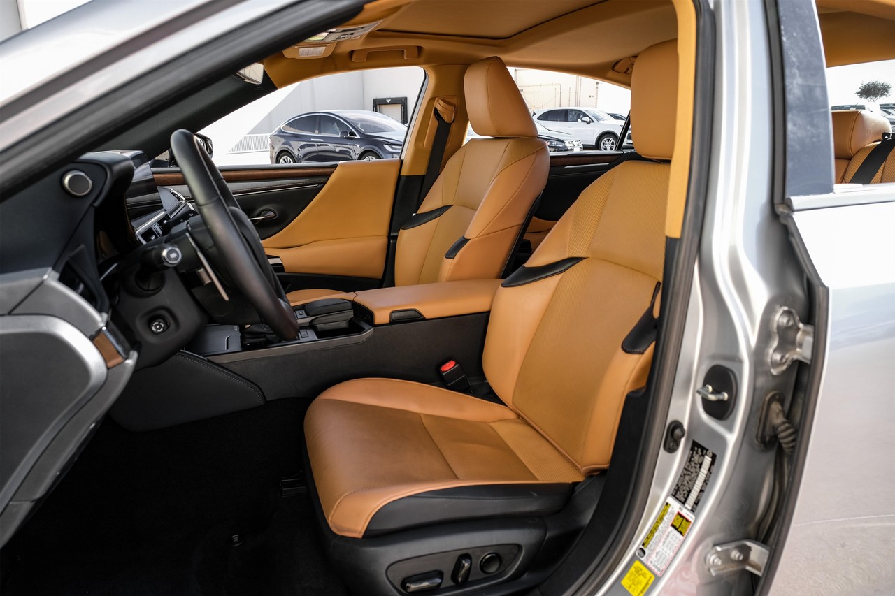 Lexus ES 350 Vehicle Main Gallery Image 31