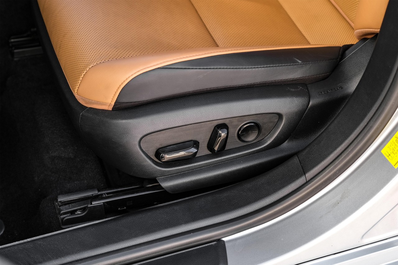 Lexus ES 350 Vehicle Main Gallery Image 32