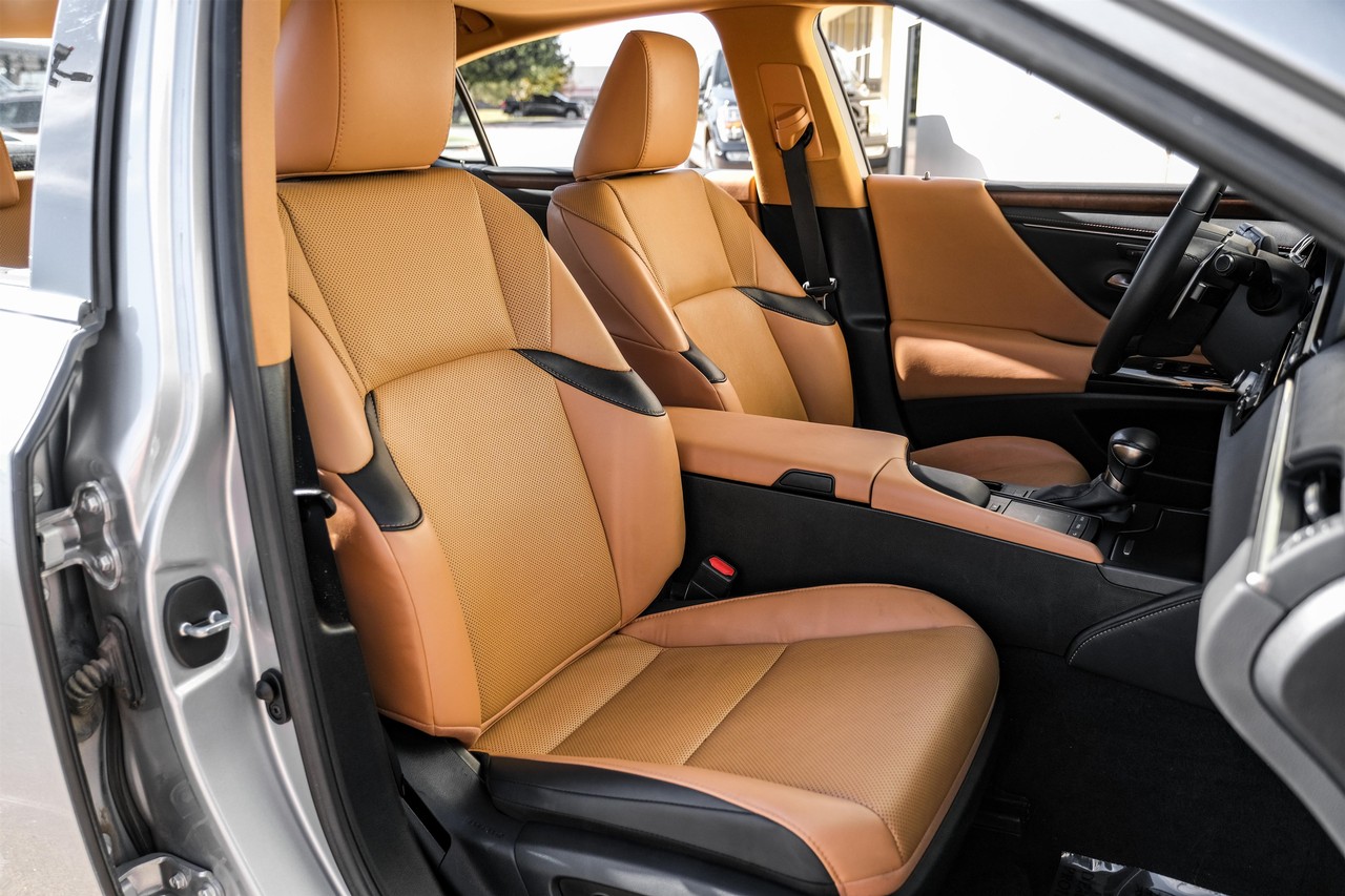 Lexus ES 350 Vehicle Main Gallery Image 34