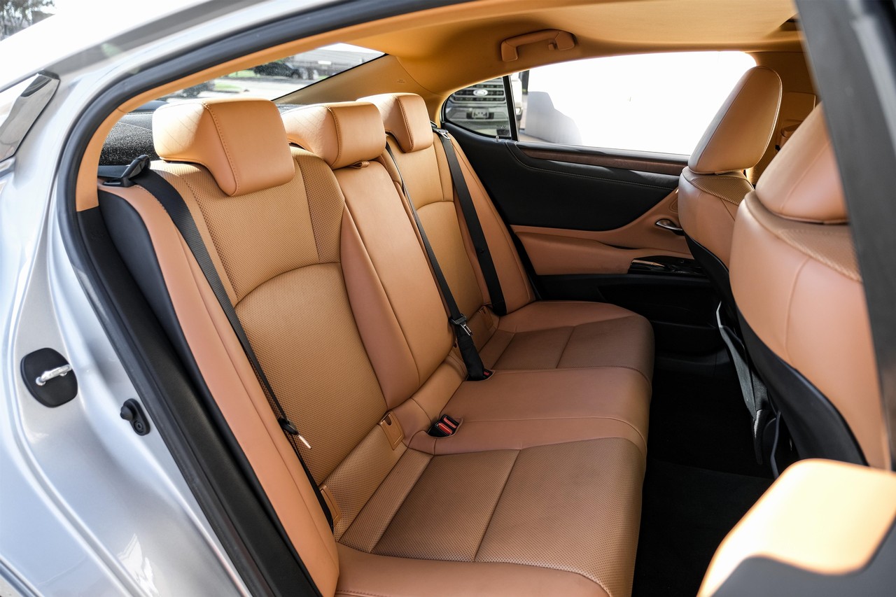 Lexus ES 350 Vehicle Main Gallery Image 36