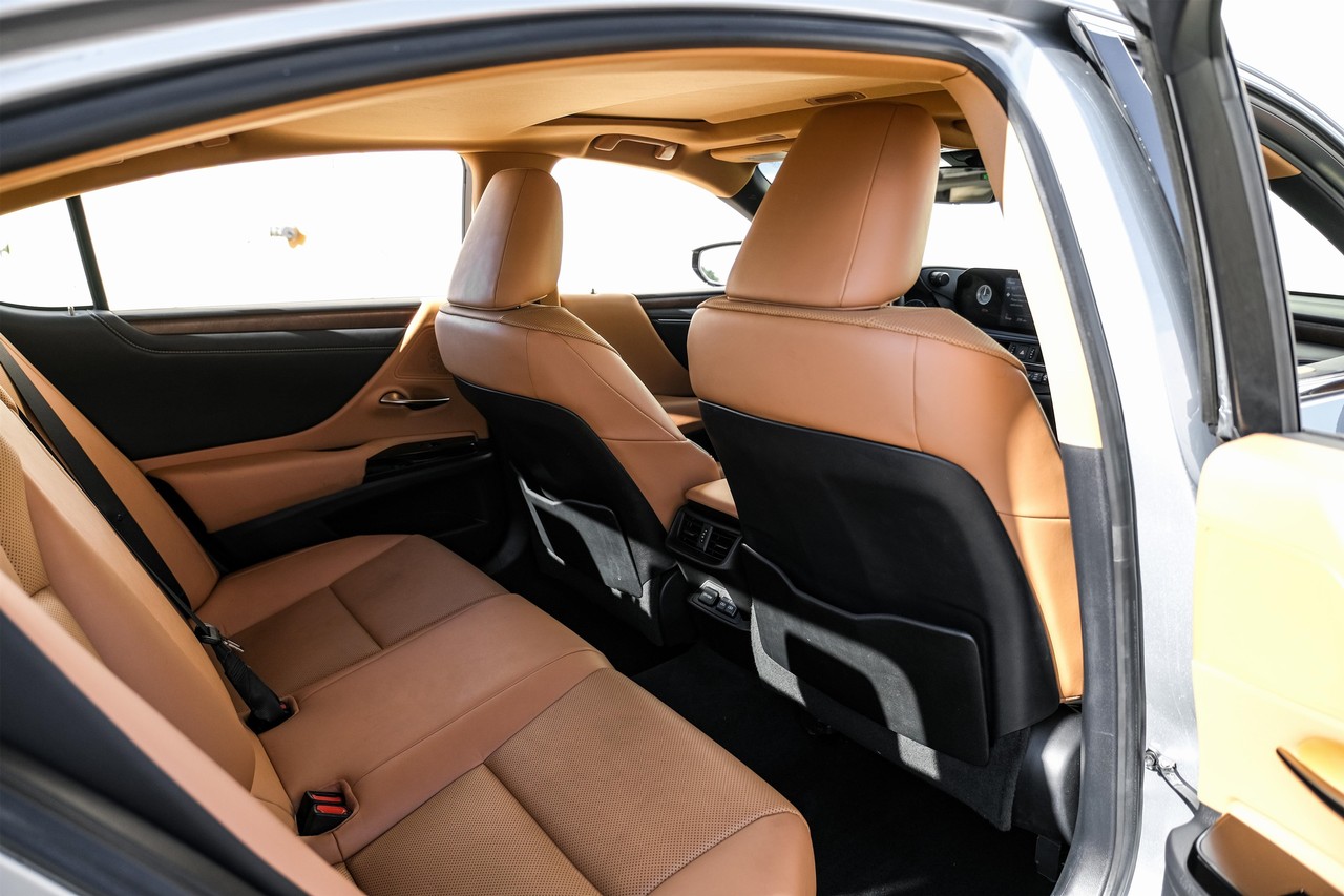 Lexus ES 350 Vehicle Main Gallery Image 37