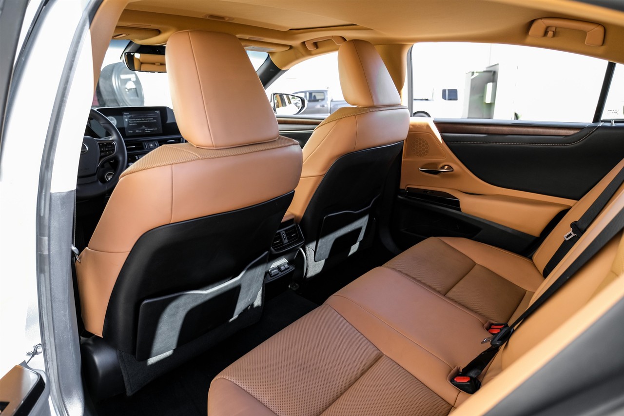 Lexus ES 350 Vehicle Main Gallery Image 38