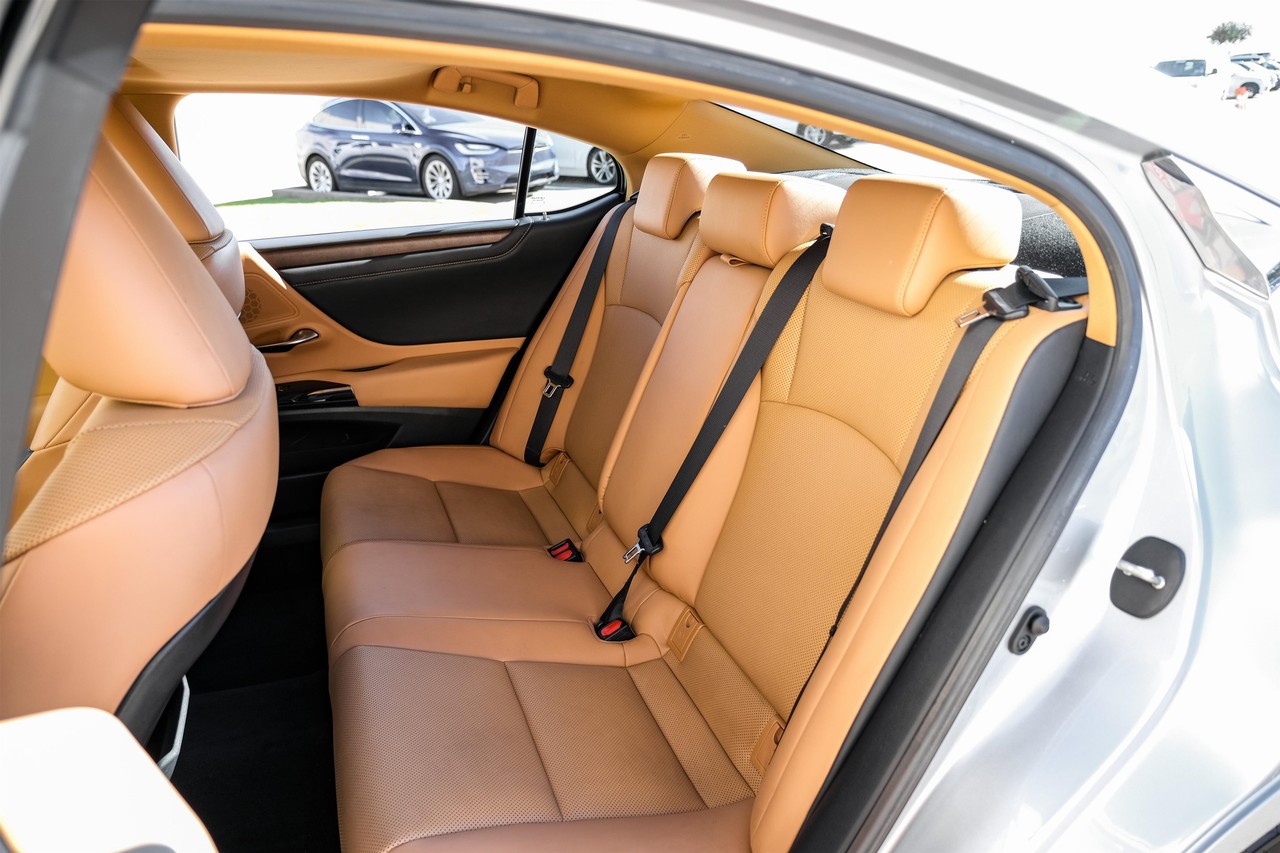 Lexus ES 350 Vehicle Main Gallery Image 39