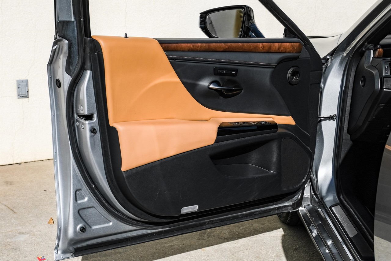 Lexus ES 350 Vehicle Main Gallery Image 40