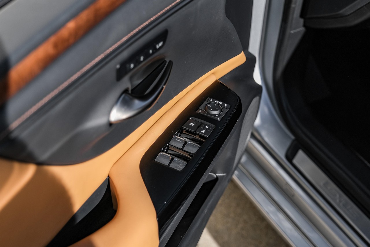 Lexus ES 350 Vehicle Main Gallery Image 41