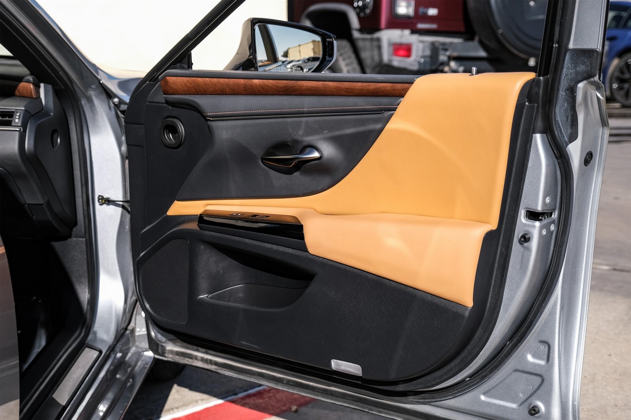 Lexus ES 350 Vehicle Main Gallery Image 42