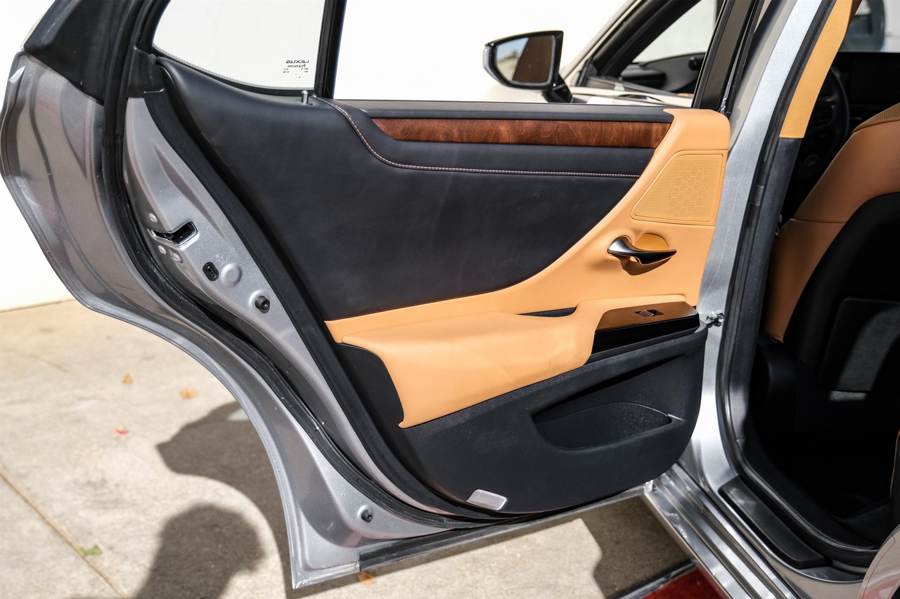 Lexus ES 350 Vehicle Main Gallery Image 43