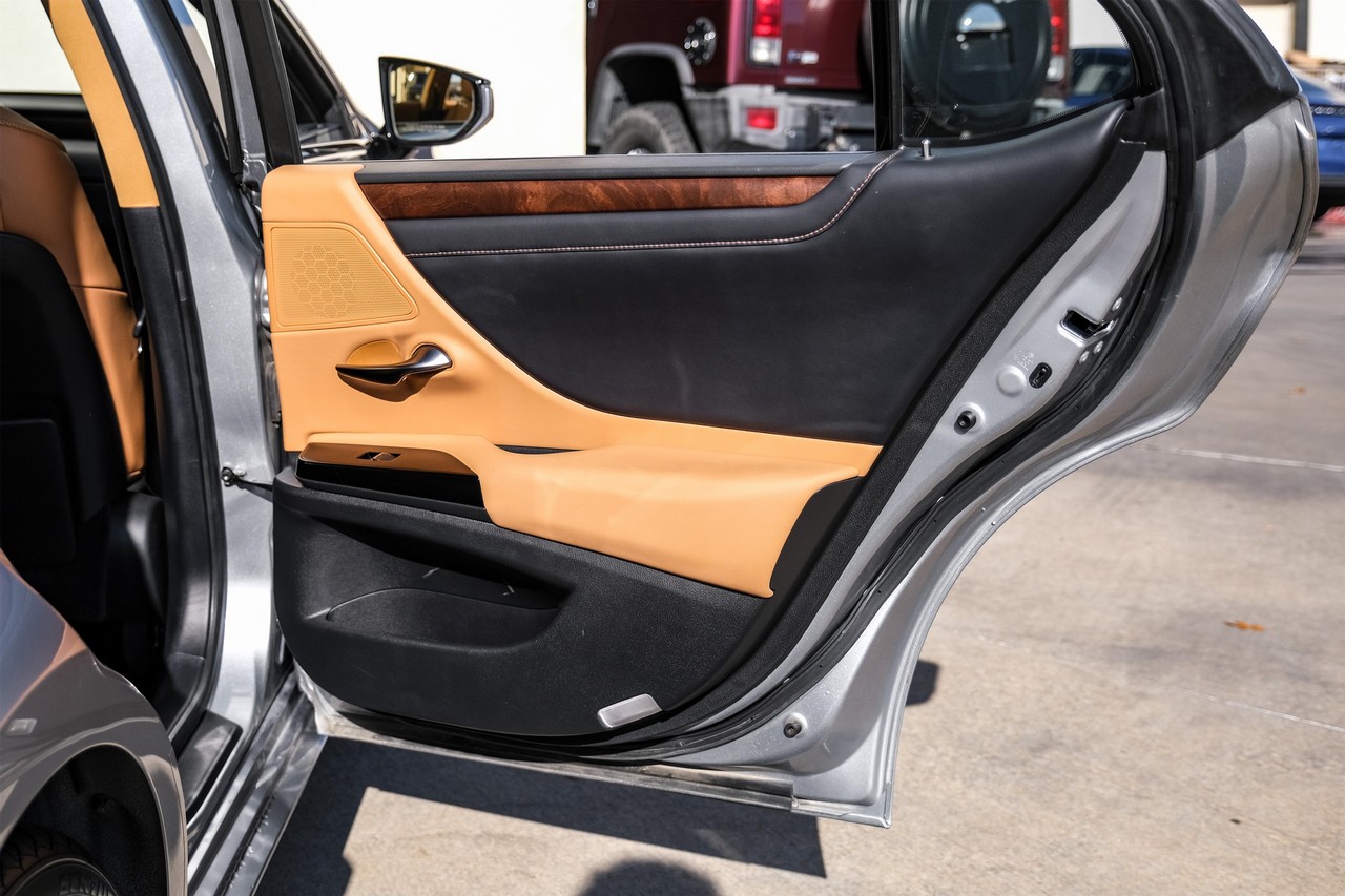 Lexus ES 350 Vehicle Main Gallery Image 44