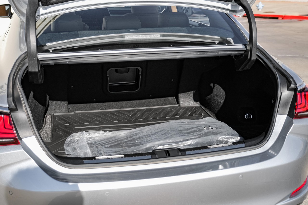 Lexus ES 350 Vehicle Main Gallery Image 51