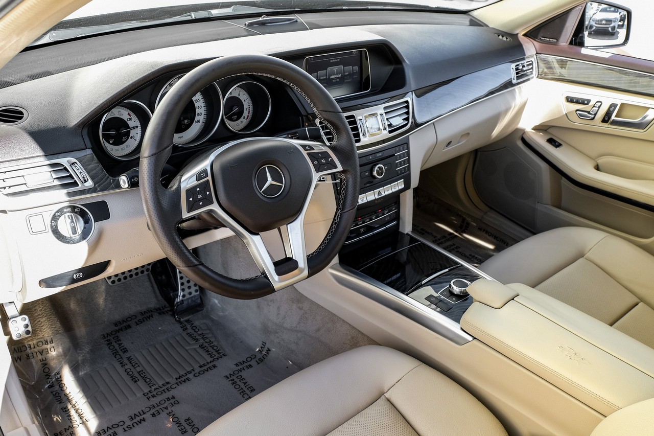 Mercedes-Benz E-Class Vehicle Main Gallery Image 03