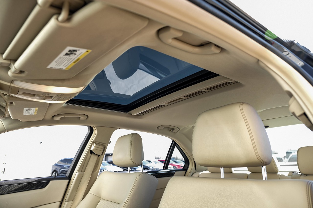 Mercedes-Benz E-Class Vehicle Main Gallery Image 05