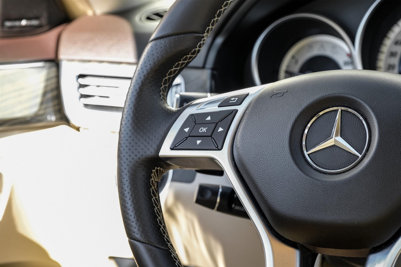 Mercedes-Benz E-Class Vehicle Main Gallery Image 18