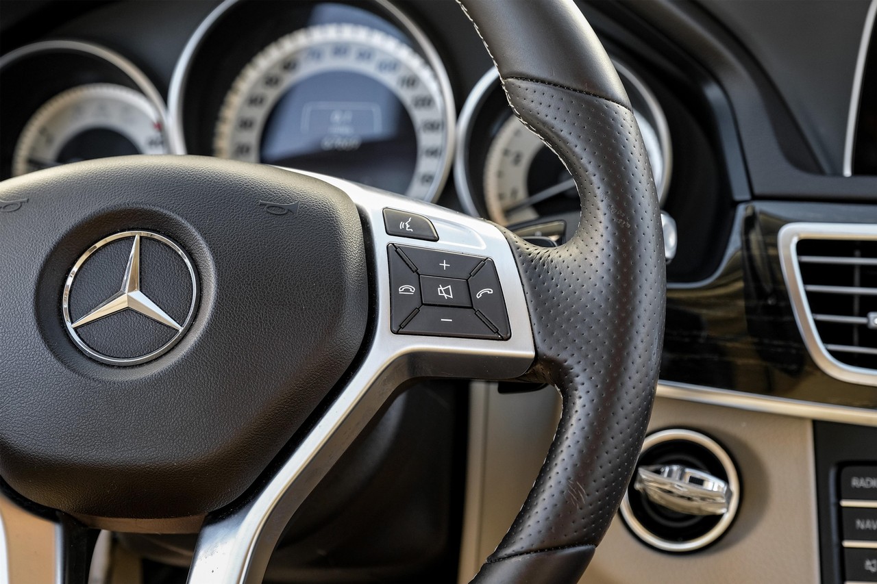 Mercedes-Benz E-Class Vehicle Main Gallery Image 19