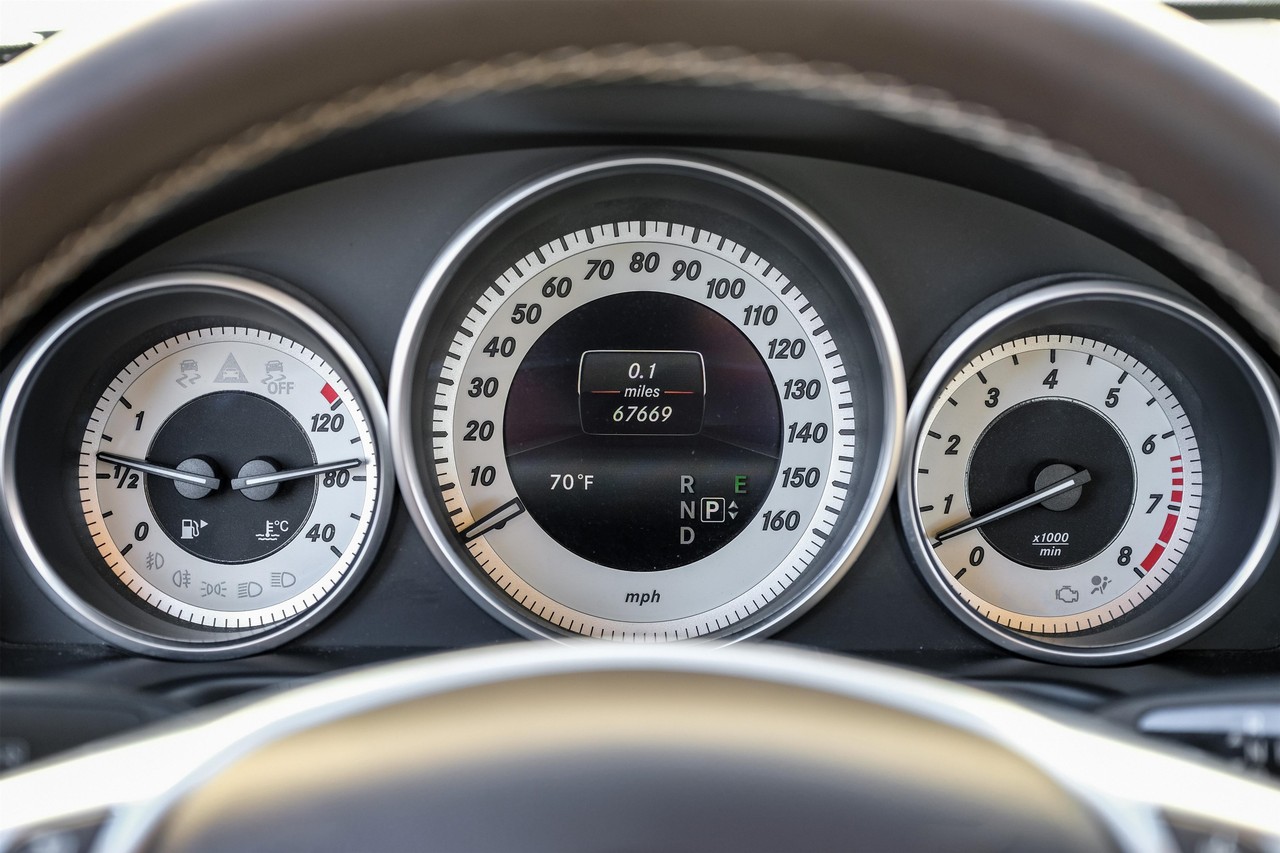 Mercedes-Benz E-Class Vehicle Main Gallery Image 20