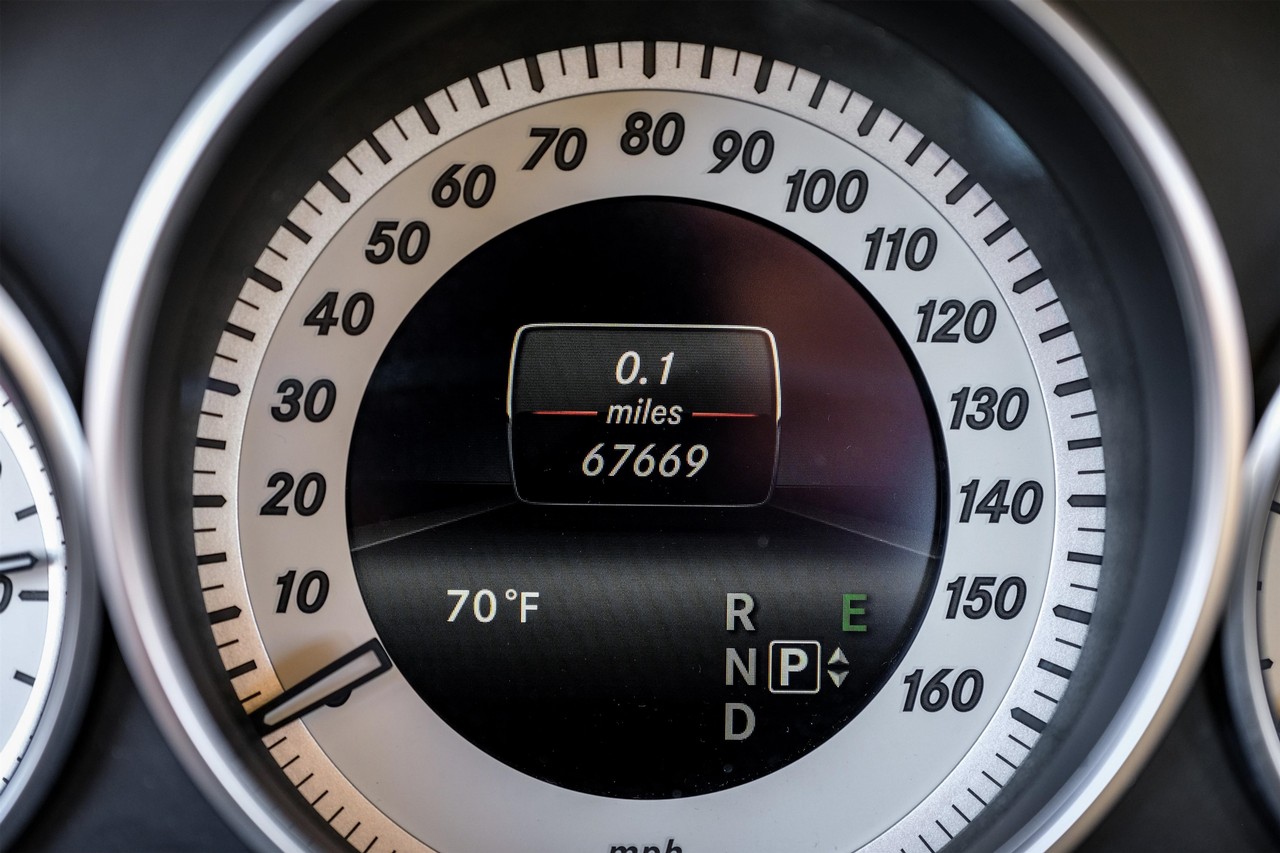 Mercedes-Benz E-Class Vehicle Main Gallery Image 21