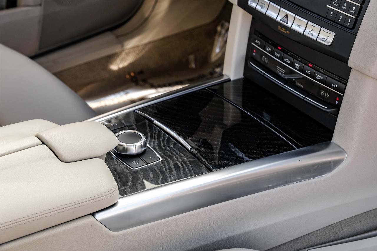 Mercedes-Benz E-Class Vehicle Main Gallery Image 23