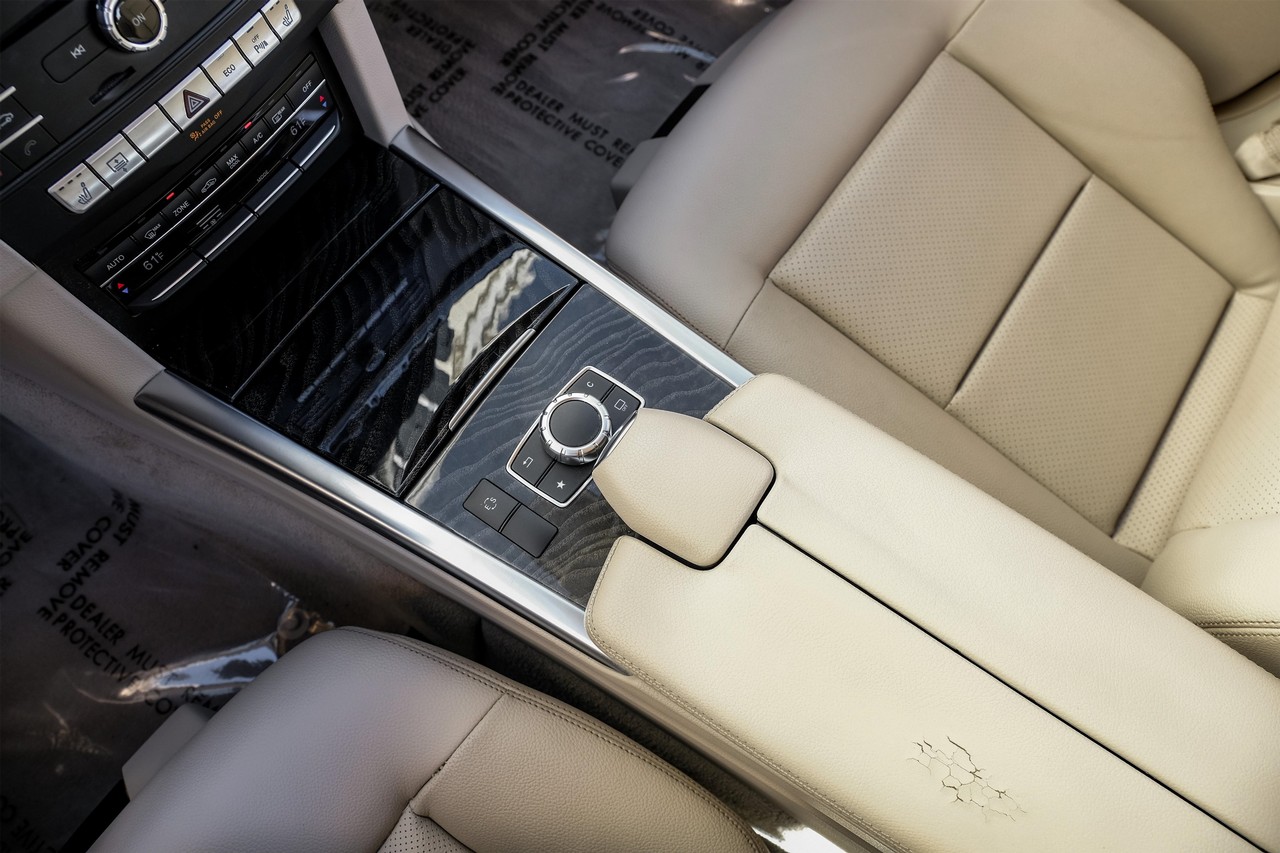 Mercedes-Benz E-Class Vehicle Main Gallery Image 24