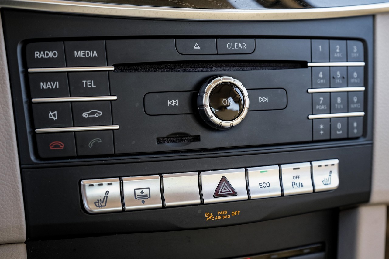 Mercedes-Benz E-Class Vehicle Main Gallery Image 25