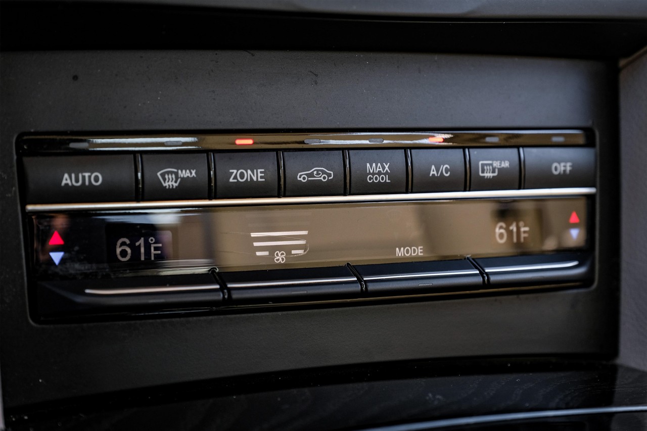 Mercedes-Benz E-Class Vehicle Main Gallery Image 26