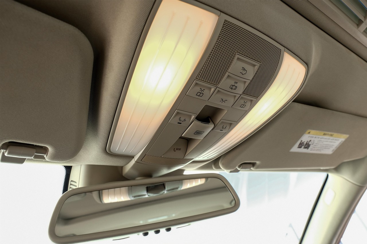 Mercedes-Benz E-Class Vehicle Main Gallery Image 27