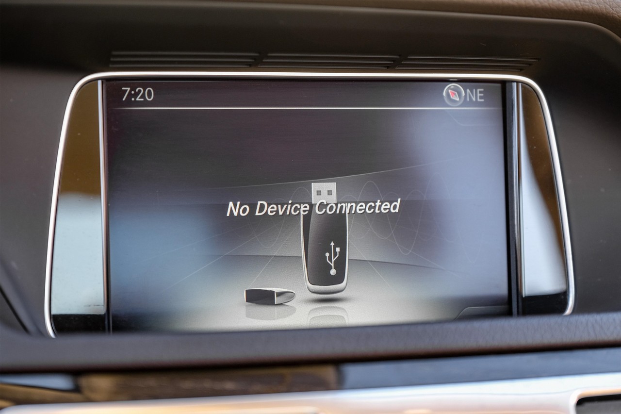 Mercedes-Benz E-Class Vehicle Main Gallery Image 30