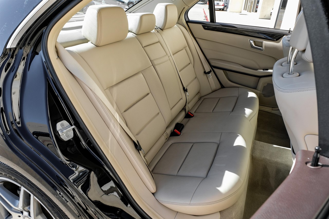 Mercedes-Benz E-Class Vehicle Main Gallery Image 35