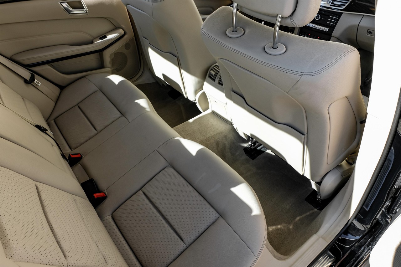 Mercedes-Benz E-Class Vehicle Main Gallery Image 36