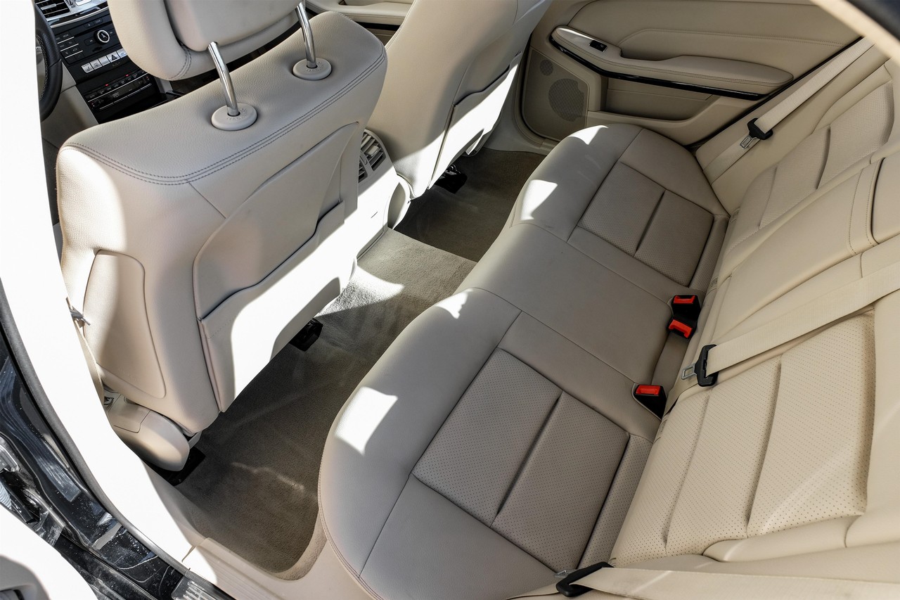 Mercedes-Benz E-Class Vehicle Main Gallery Image 37