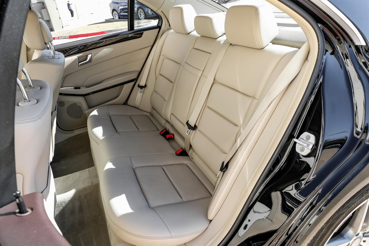 Mercedes-Benz E-Class Vehicle Main Gallery Image 38