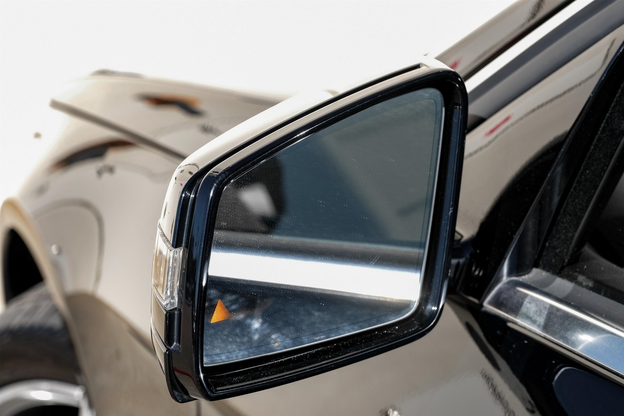 Mercedes-Benz E-Class Vehicle Main Gallery Image 40