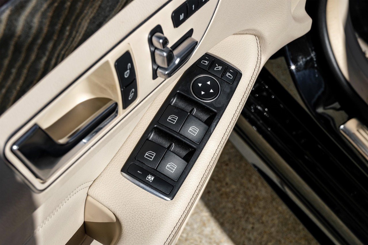 Mercedes-Benz E-Class Vehicle Main Gallery Image 42
