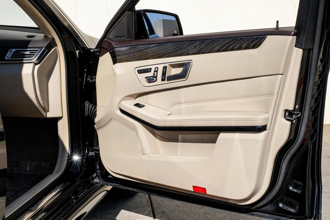 Mercedes-Benz E-Class Vehicle Main Gallery Image 43