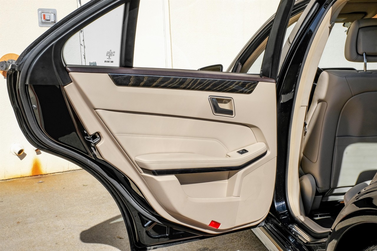 Mercedes-Benz E-Class Vehicle Main Gallery Image 44