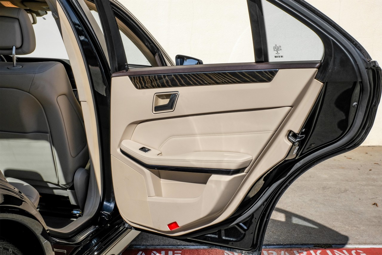 Mercedes-Benz E-Class Vehicle Main Gallery Image 45