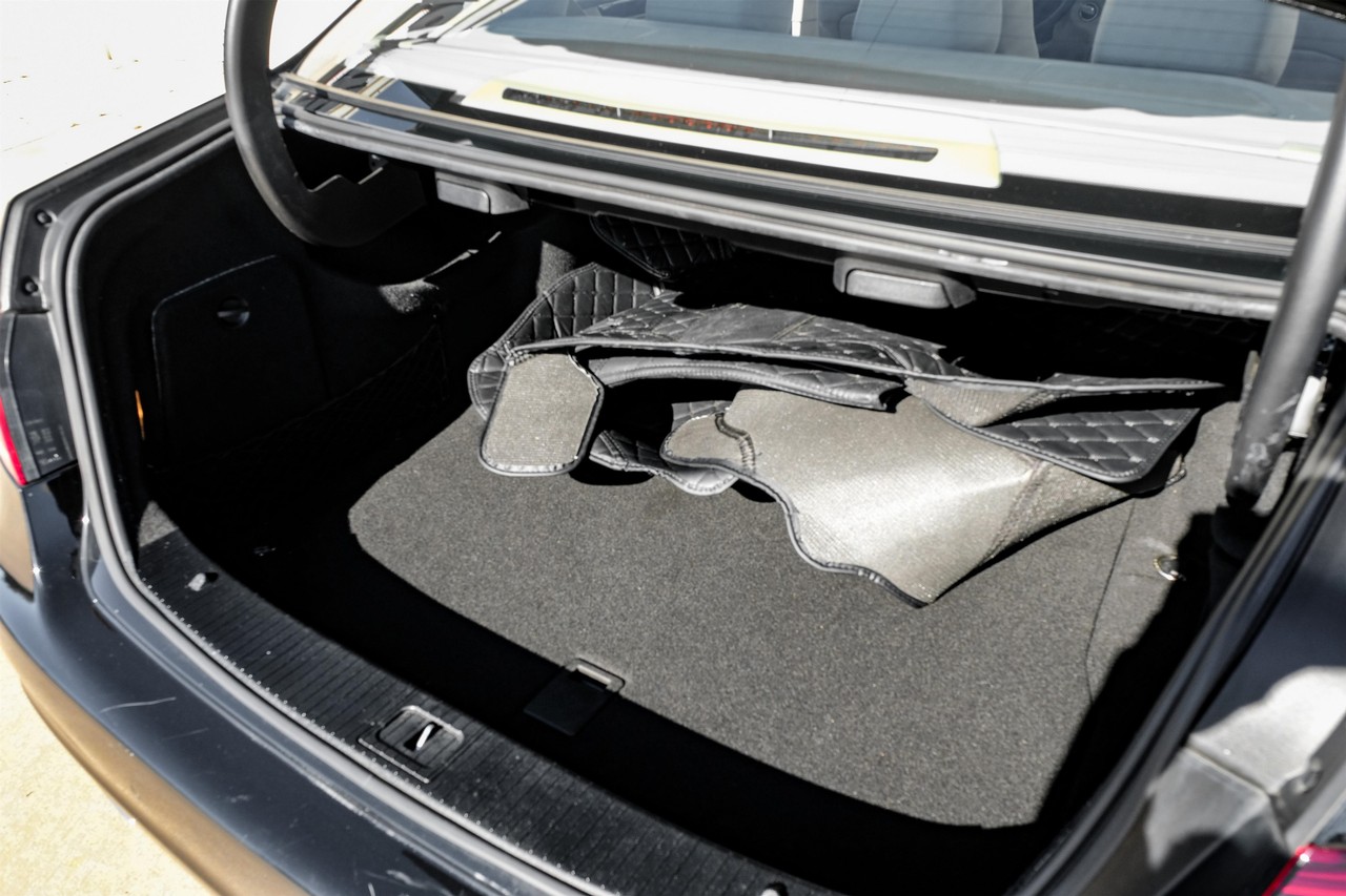 Mercedes-Benz E-Class Vehicle Main Gallery Image 48