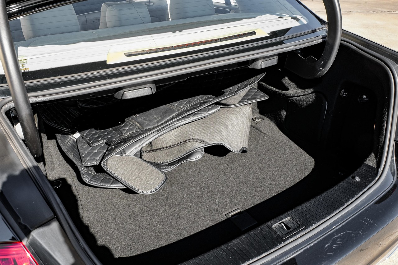 Mercedes-Benz E-Class Vehicle Main Gallery Image 49